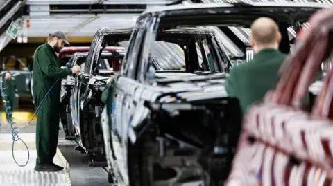 Jaguar Land Rover Vendor Network Staff Reportedly Told to Apply for Universal Credit, Labor Group States
