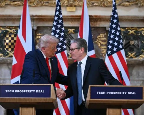 Donald Trump Turns Fire on Vladimir Putin and Praises UK in Joint Appearance with Starmer